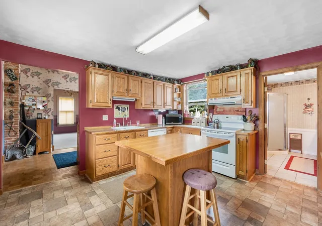 Photo 2 of Single family home for sale at 28 Pleasant St, Baldwinville, MA 01436 | MLS# 73574118 | Listing updated on 2026-09-13