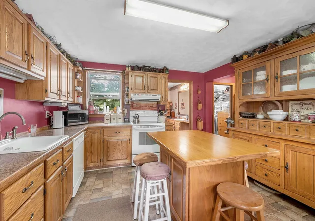 Photo 3 of Single family home for sale at 28 Pleasant St, Baldwinville, MA 01436 | MLS# 73574118 | Listing updated on 2026-09-13