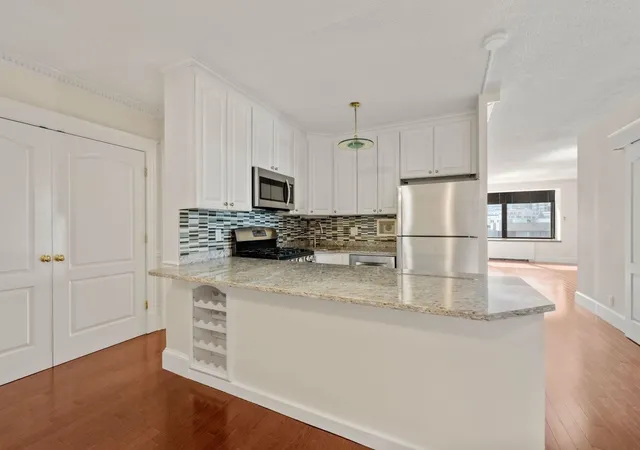Listing Photo 4 - Condo for sale in Harbor Towers I located at 85 E India Row, Boston, MA 02110 - Unit #10G