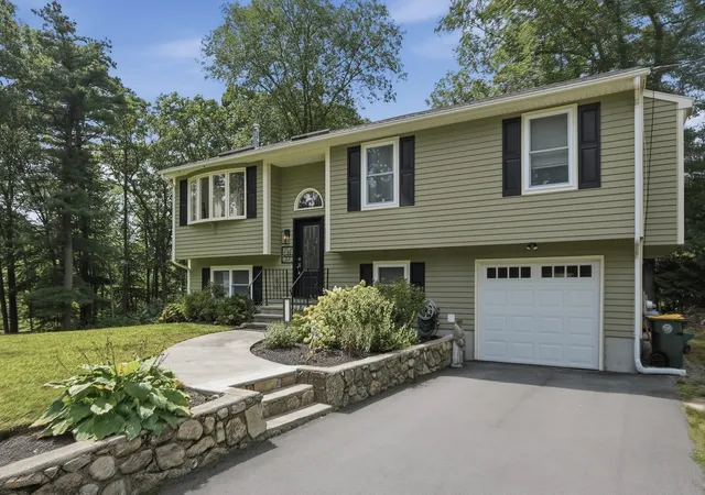 Photo 2 of Single family home for sale at 32 Mountaindale Rd, Smithfield, RI 02917 | MLS# 73575197 | Listing updated on 2026-09-11