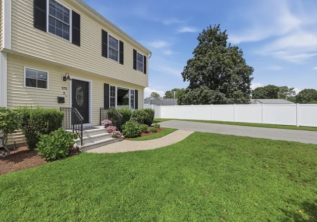 Listing Photo 2 - Condo for sale in building located at 173 Bedford Rd, Woburn, MA 01801 - Unit #B