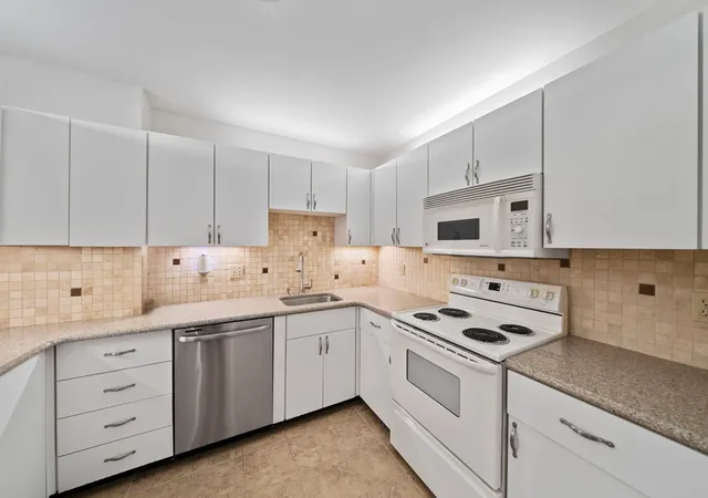 Photo 2 of Condo for sale at 100 Parks St #27, Duxbury, MA 02332 | MLS# 73574853 | Listing updated on 2026-09-13