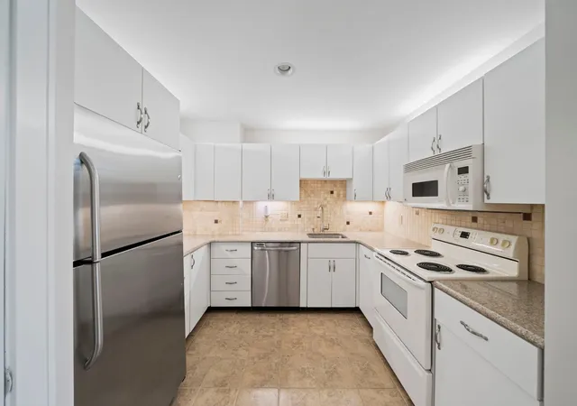 Photo 3 of Condo for sale at 100 Parks St #27, Duxbury, MA 02332 | MLS# 73574853 | Listing updated on 2026-09-13