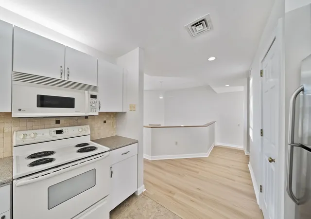 Photo 4 of Condo for sale at 100 Parks St #27, Duxbury, MA 02332 | MLS# 73574853 | Listing updated on 2026-09-13