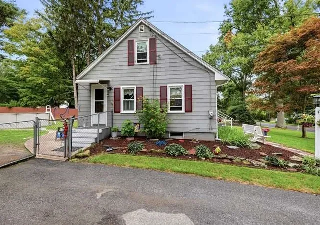 Photo 4 of Single family home for sale at 386 Parker St, East Longmeadow, MA 01028 | MLS# 73573374 | Listing updated on 2026-09-12