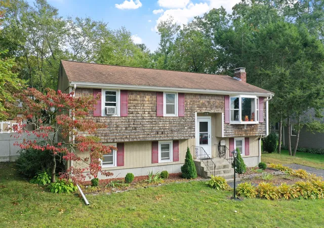 Photo 2 of Single family home for sale at 7 N Lakeview Rd, Norton, MA 02766 | MLS# 73587593 | Listing updated on 2026-10-26