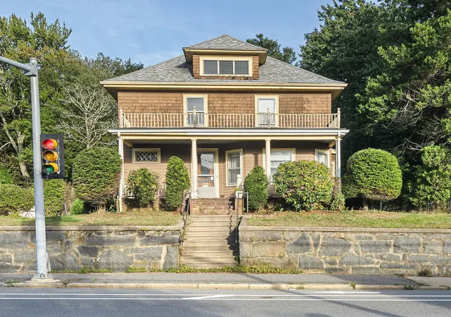 Photo 2 of Sale Pending at 305 S Franklin St, Holbrook, MA 02343 | MLS# 73580958 | Listing updated on 2026-10-07