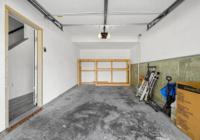 Listing Photo 2 - Condo for sale in building located at 8 Mahogany Run, Leominster, MA 01453 - Unit #8