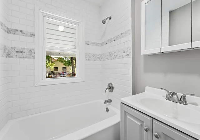 Photo 3 of Single family home for sale at 195 Jasper St, Springfield, MA 01109 | MLS# 73587142 | Listing updated on 2026-10-28
