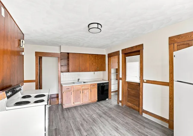 Photo 4 of House for sale at 39 Bell St, Chicopee, MA 01013 | MLS# 73573760 | Listing updated on 2026-09-13