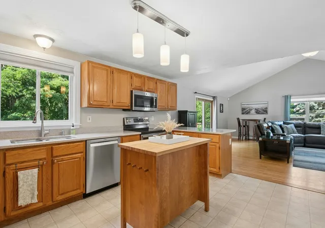 Photo 3 of Single family home for sale at 277 Wachusett St, Holden, MA 01520 | MLS# 73574714 | Listing updated on 2026-10-05