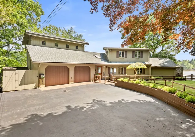 Photo 2 of Single family home for sale at 290 Oakridge Ave, North Attleboro, MA 02760 | MLS# 73572161 | Listing updated on 2026-09-14