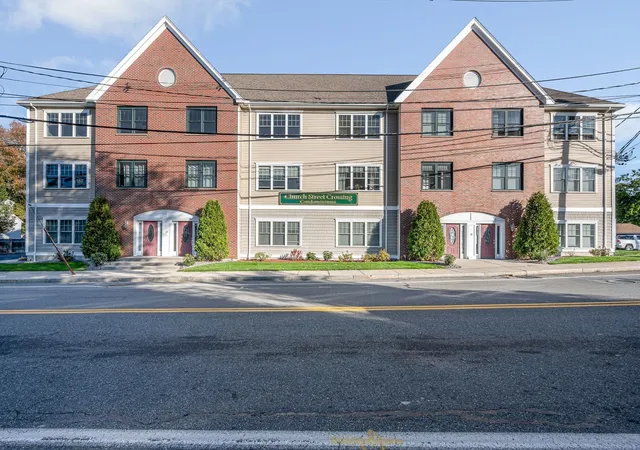 Listing Photo 2 - Condo for sale in building located at 15 Church St, Wilmington, MA 01887 - Unit #304