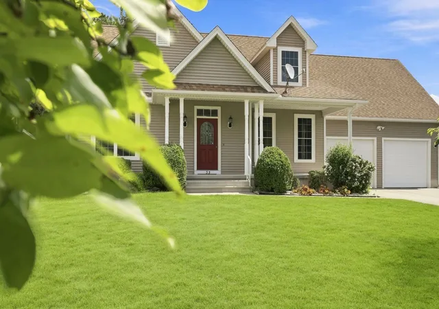 Photo 3 of Single family home for sale at 33 Caddyshack Dr, Chicopee, MA 01020 | MLS# 73572759 | Listing updated on 2026-09-12
