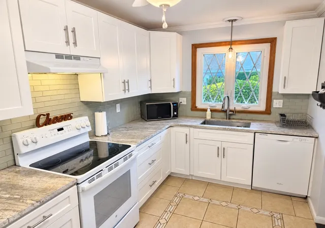 Listing Photo 1 - Condo for sale in building located at 185 Porter Lake Dr, Springfield, MA 01106 - Unit #185
