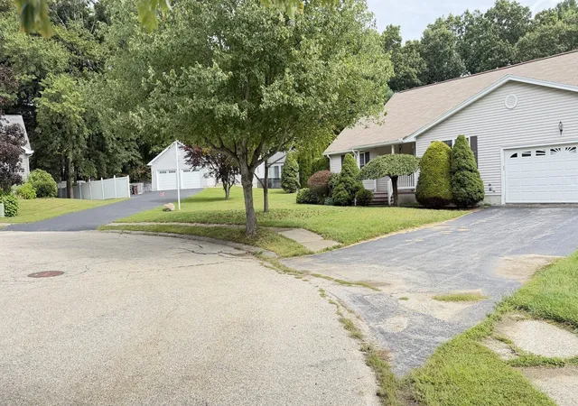 Photo 4 of Single family home for sale at 12 Deerfield Cir, Auburn, MA 01501 | MLS# 73576030 | Listing updated on 2026-09-15