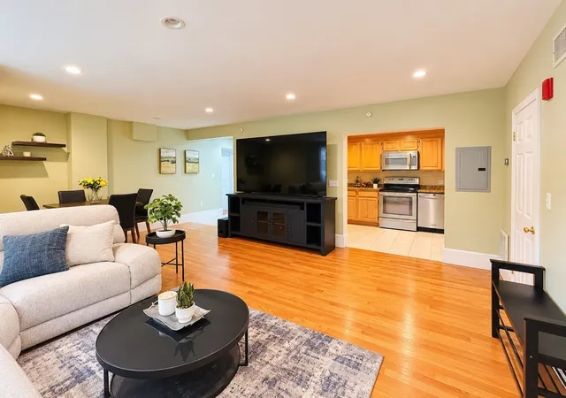 Listing Photo 4 - Condo for sale in building located at 1742 Beacon St, Brookline, MA 02445 - Unit #2