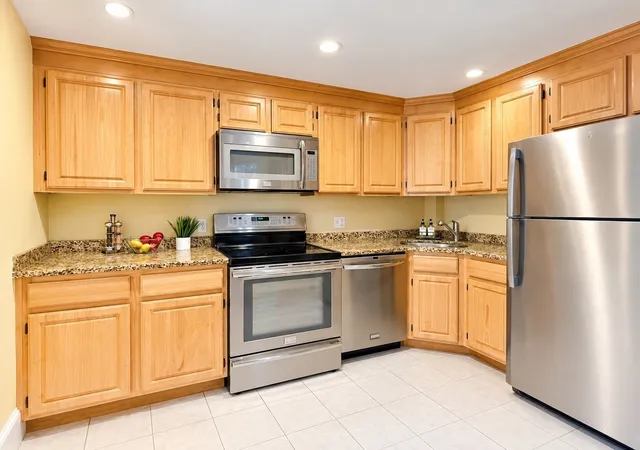 Listing Photo 5 - Condo for sale in building located at 1742 Beacon St, Brookline, MA 02445 - Unit #2