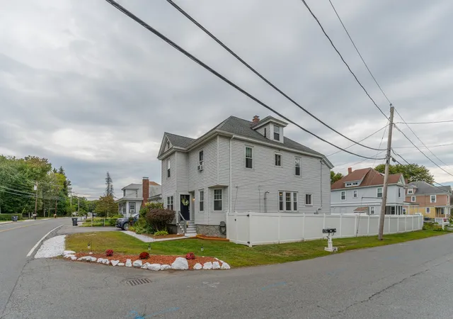 Listing Photo 2 - Condo for sale in building located at 234 Pelham St, Methuen, MA 01844