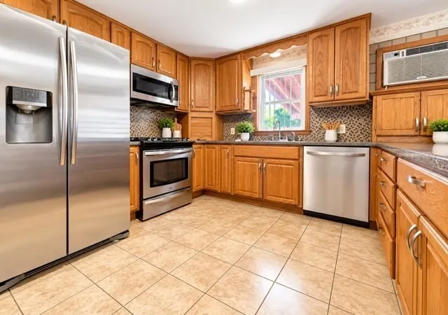 Photo 3 of Sale Pending at 709 N Branch Pkwy, Springfield, MA 01119 | MLS# 73573741 | Listing updated on 2026-09-15