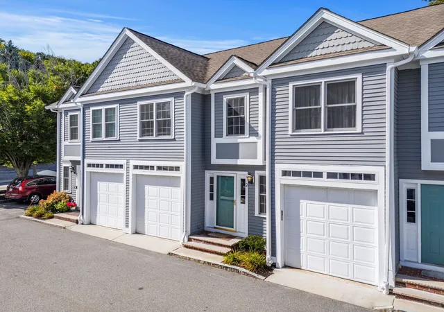 Listing Photo 2 - Condo for sale in building located at 201 Main St, Woburn, MA 01801 - Unit #2