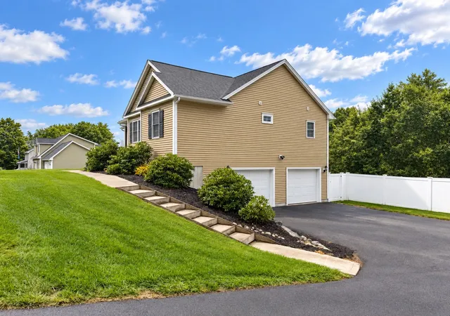 Photo 3 of Single family home for sale at 152 Sargent St, Belchertown, MA 01007 | MLS# 73573268 | Listing updated on 2026-09-12