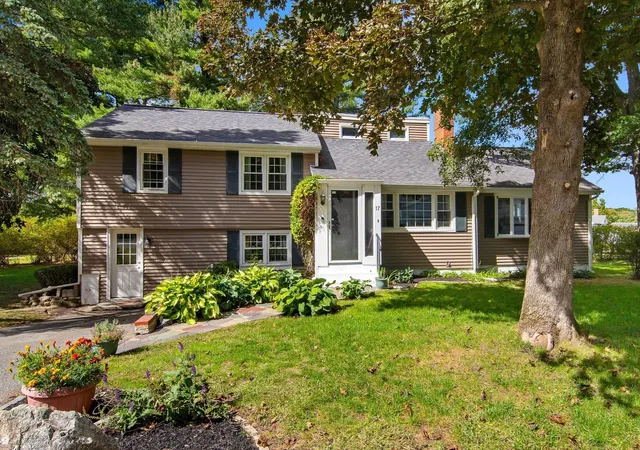 Photo 1 of Sale Pending at 17 Rich Rd, Woburn, MA 01801 | MLS# 73582319 | Listing updated on 2026-09-29
