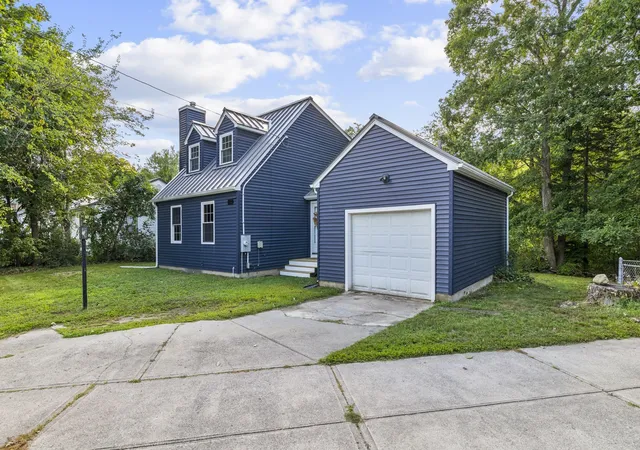 Photo 3 of Single family home for sale at 27 Westdale Ave, Seekonk, MA 02771 | MLS# 73574219 | Listing updated on 2026-09-13