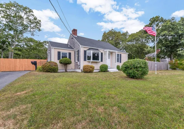Photo 2 of Single family home for sale at 7 Queens Bay Ln, Buzzards Bay, MA 02532 | MLS# 73582871 | Listing updated on 2026-10-16