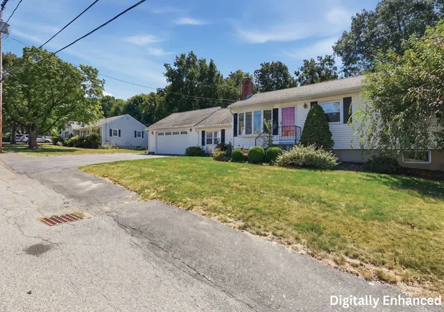 Photo 3 of Single family home for sale at 92 Applewood Dr, Marlborough, MA 01752 | MLS# 73573938 | Listing updated on 2026-09-16