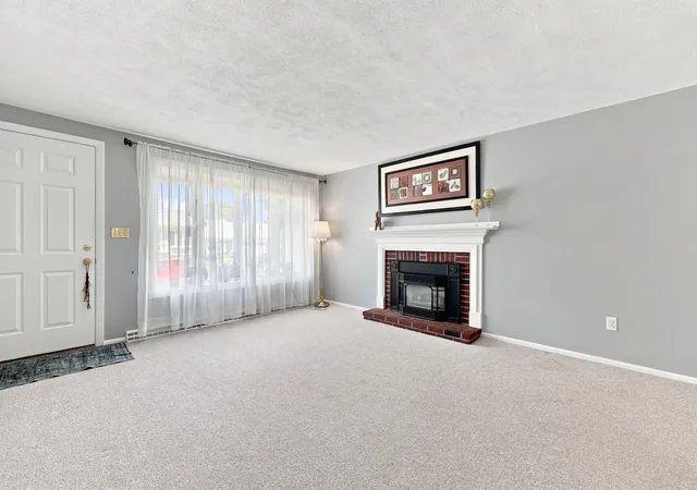 Photo 4 of Single family home for sale at 92 Applewood Dr, Marlborough, MA 01752 | MLS# 73573938 | Listing updated on 2026-09-16
