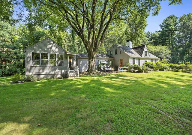 Photo 2 of Sale Pending at 128 Whitford Cir, Marshfield, MA 02050 | MLS# 73573437 | Listing updated on 2026-10-01