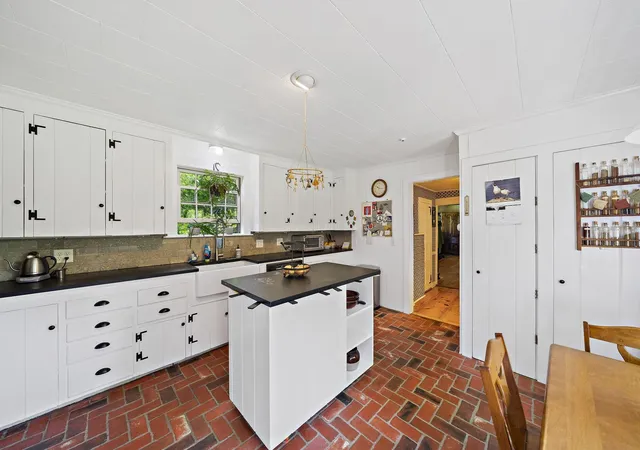 Photo 3 of Sale Pending at 128 Whitford Cir, Marshfield, MA 02050 | MLS# 73573437 | Listing updated on 2026-10-01