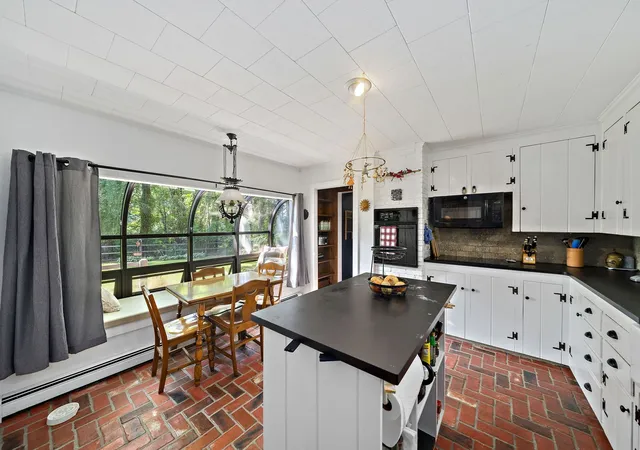 Photo 4 of Sale Pending at 128 Whitford Cir, Marshfield, MA 02050 | MLS# 73573437 | Listing updated on 2026-10-01