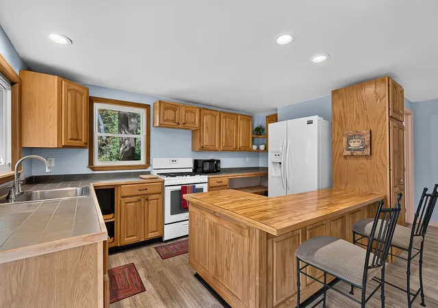 Photo 3 of Single family home for sale at 377 Tully Rd, Orange, MA 01364 | MLS# 73586995 | Listing updated on 2026-10-23