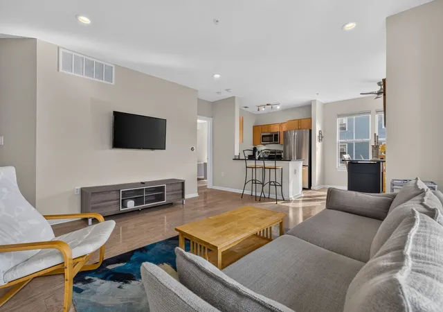 Listing Photo 3 - Condo for sale in building located at 5 Repton Cir, Watertown, MA 02472 - Unit #5213