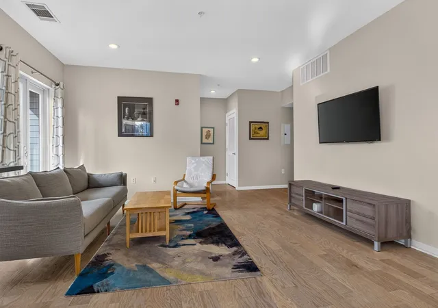 Listing Photo 4 - Condo for sale in building located at 5 Repton Cir, Watertown, MA 02472 - Unit #5213