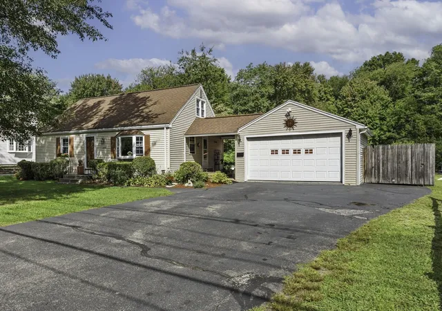 Photo 2 of Single family home for sale at 254 Mccarthy Ave, Chicopee, MA 01020 | MLS# 73576176 | Listing updated on 2026-09-11