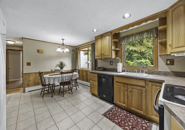 Photo 3 of Single family home for sale at 254 Mccarthy Ave, Chicopee, MA 01020 | MLS# 73576176 | Listing updated on 2026-09-11