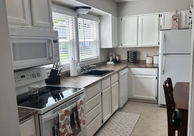 Listing Photo 4 - Condo for sale in building located at 52 Honeysuckle Dr, Chicopee, MA 01022 - Unit #52