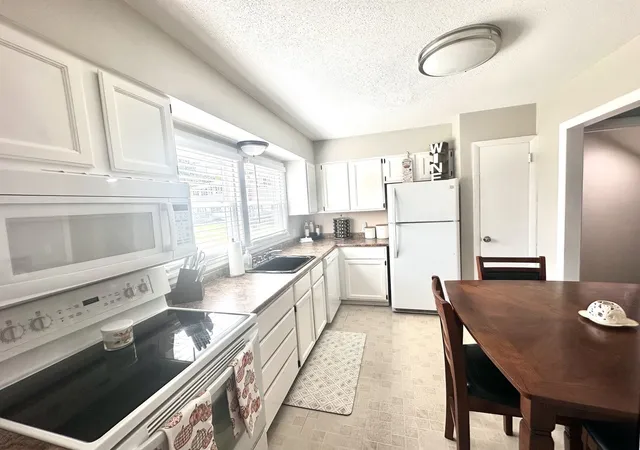 Listing Photo 5 - Condo for sale in building located at 52 Honeysuckle Dr, Chicopee, MA 01022 - Unit #52