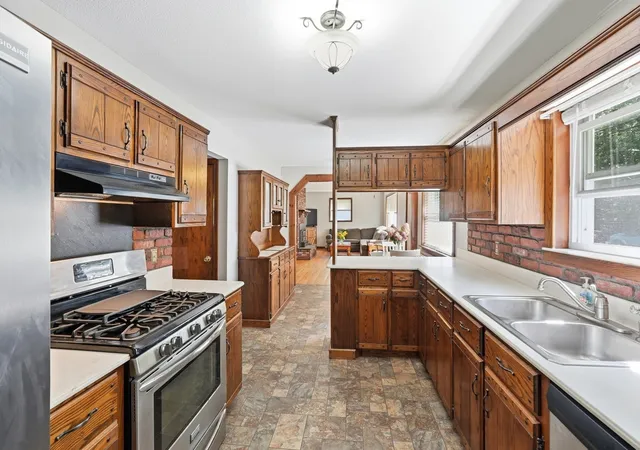 Photo 3 of Single family home for sale at 42 Lakeview Dr, West Brookfield, MA 01585 | MLS# 73574725 | Listing updated on 2026-09-13