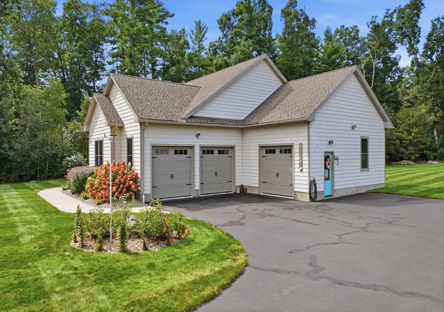 Photo 3 of Sale Pending at 406 N Liberty St, Belchertown, MA 01007 | MLS# 73576633 | Listing updated on 2026-09-29