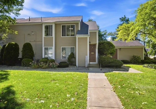 Listing Photo 1 - Condo for sale in building located at 25 Nassau Dr, Springfield, MA 01129 - Unit #25