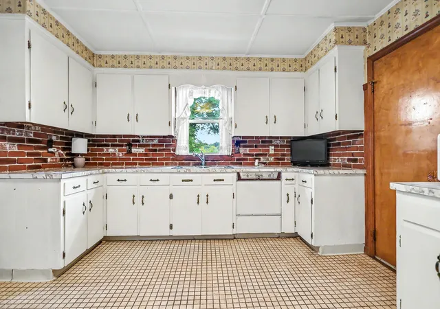 Photo 4 of Sale Pending at 9 Varnum St, Haverhill, MA 01832 | MLS# 73573089 | Listing updated on 2026-09-30
