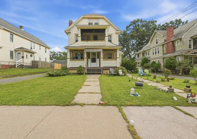 Listing Photo 2 - Condo for sale in building located at 21 - 23 Olmsted Dr, Springfield, MA 01108