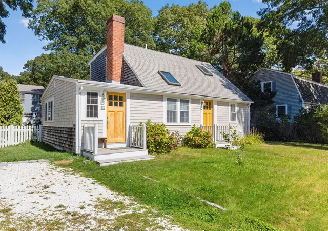Photo 2 of Single family home for sale at 14 Nickerson St, Teaticket, MA 02536 | MLS# 73580944 | Listing updated on 2026-10-14