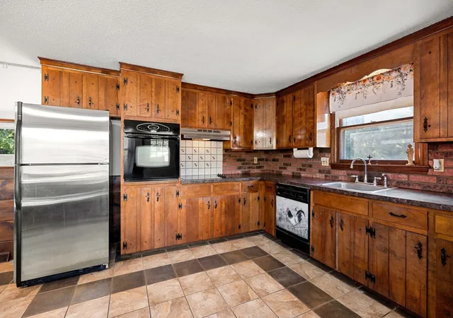 Photo 3 of Sale Pending at 504 High St, Dunstable, MA 01827 | MLS# 73575924 | Listing updated on 2026-09-16