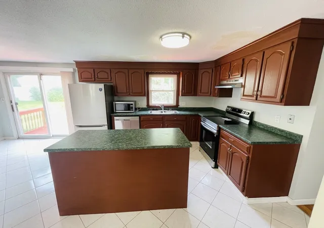Photo 4 of Single family home for sale at 192 Grandview Ave, West Springfield, MA 01089 | MLS# 73570873 | Listing updated on 2026-09-19