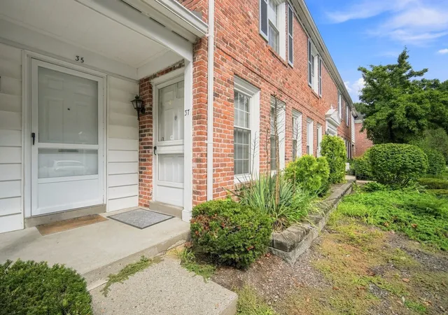 Photo 2 of Sale Pending at 37 Williamsburg Dr #37, Springfield, MA 01108 | MLS# 73572229 | Listing updated on 2026-09-29